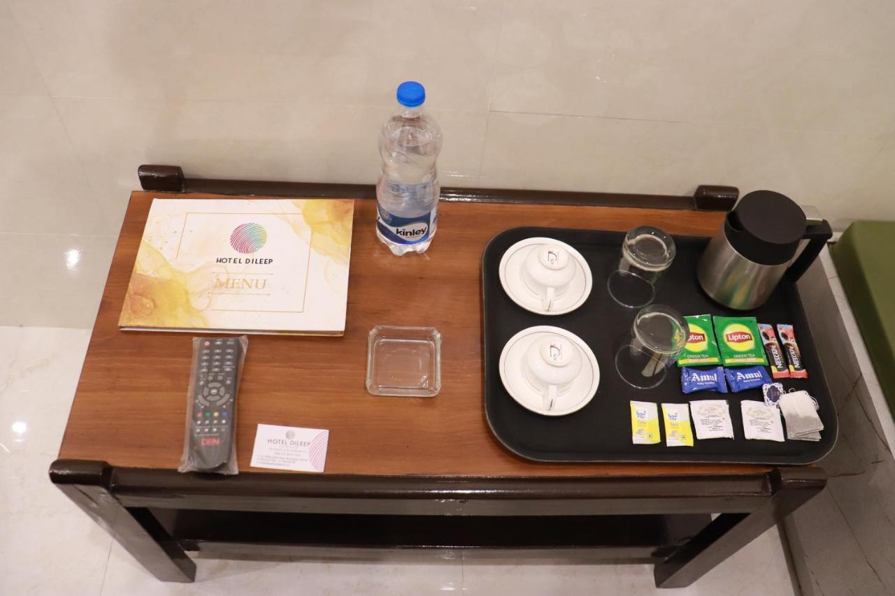 Hotel Dileep42 Lucknow Buitenkant foto