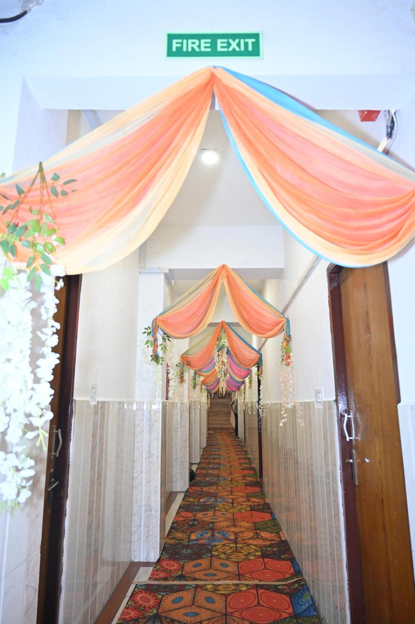 Hotel Dileep42 Lucknow Buitenkant foto