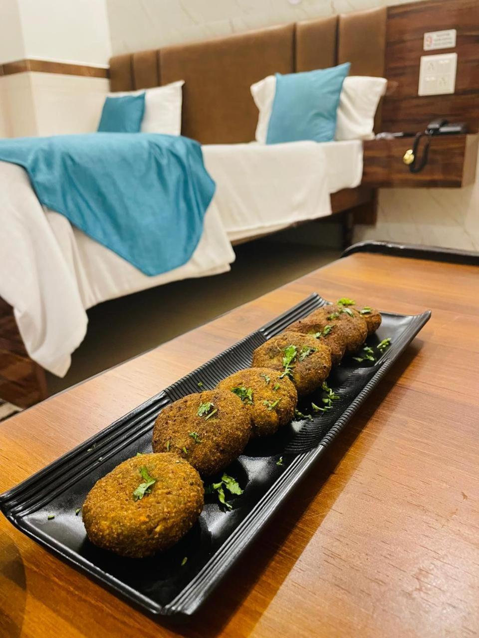 Hotel Dileep42 Lucknow Buitenkant foto